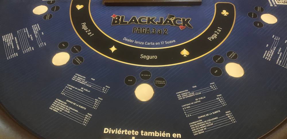 Kartu blackjack di atas meja kasino