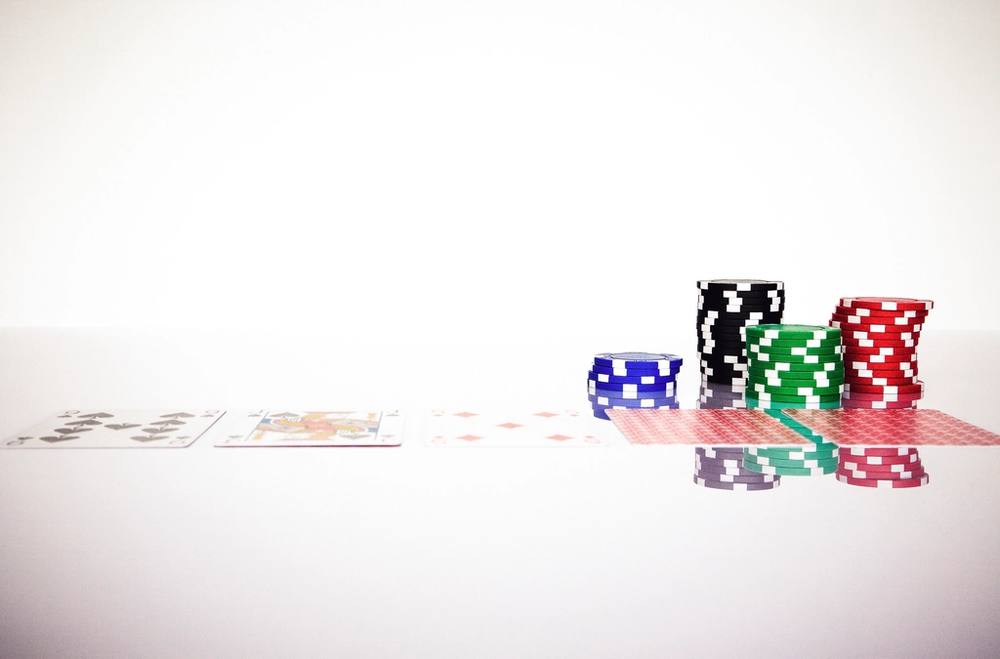 Kartu dan chip poker di atas meja