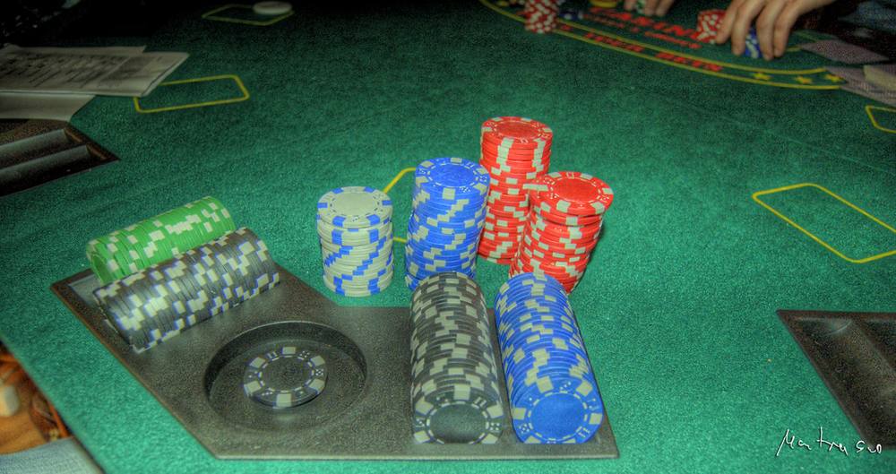 Meja live casino dengan dealer dan kartu sebagai ilustrasi kategori
