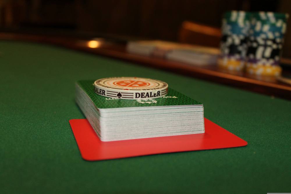 Meja poker dengan kartu dan tumpukan chip sebagai ilustrasi kategori
